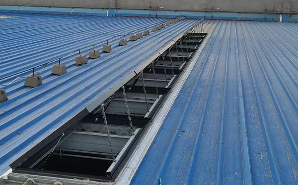 某城市大型商业综合体中庭贺兰排烟窗工程